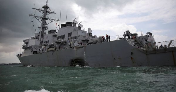 Foto: El destructor USS 'John S. McCain', tras el accidente. (Reuters)