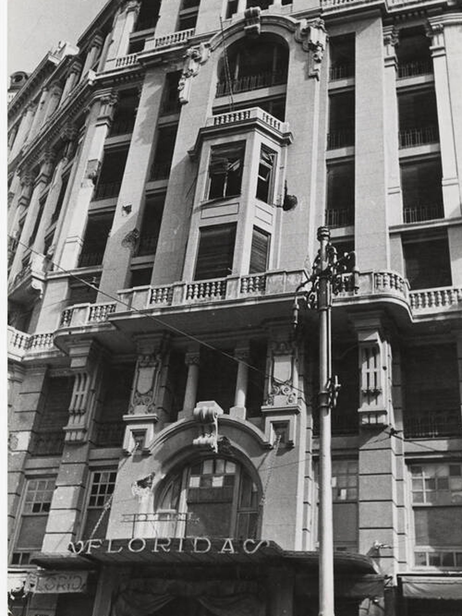  Fachada del hotel durante la guerra, por David Seymour