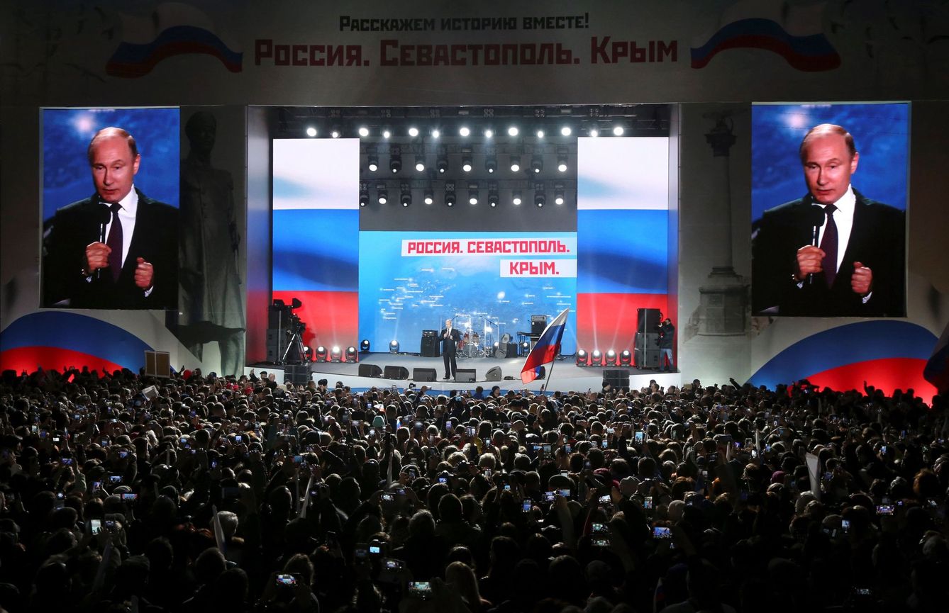 El presidente ruso, Vladímir Putin, ofrece un discurso a sus simpatizantes en celebración del cuarto aniversario de la anexión de Crimea a Rusia, en la plaza Nakhimov de Sebastopol, en la propia Crimea, el 14 de marzo de 2018. (EFE)