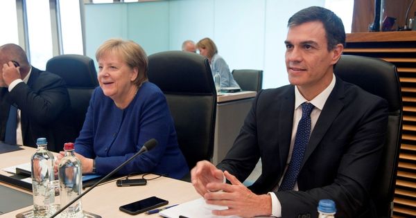 Foto: El presidente del gobierno Pedro Sánchez (d), y la canciller alemana Ángela Merkel, durante la Cumbre de Trabajo informal sobre inmigración y asilo. (EFE)