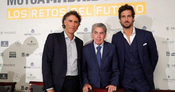Foto: De izquierda a derecha: Gerard Tsobanian, CEO del Mutua Madrid Open; Manolo Santana, director; y Feliciano López, director adjunto. (EFE)