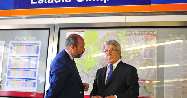 Foto: Enrique Cerezo, junto al consejero de Transporte de la Comunidad de Madrid, Pedro Manuel Rollán Ojeda, en la presentación del cambio de nombre de la estación Estadio Olímpico. (EFE)