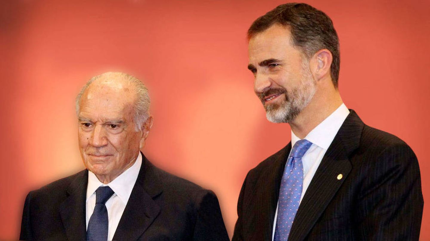 Mariano Puig recibe un homenaje del rey Felipe VI, hace un años en Barcelona. (IESE)
