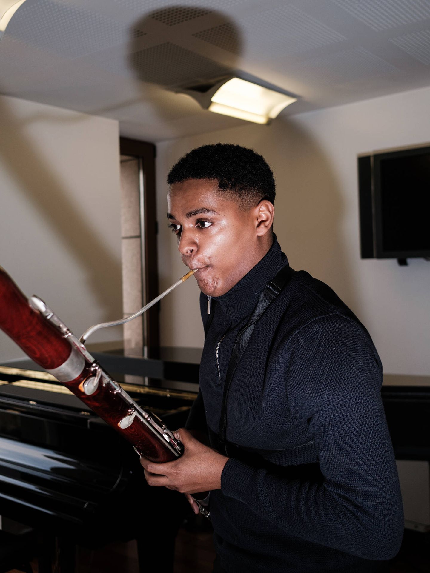Kaleb Bou, un alumno nacido en Etiopía, toca el fagot durante una clase individual. (S. B.)