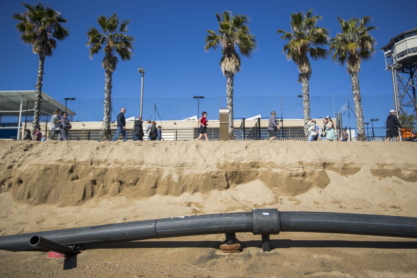 El retroceso de la playa deja tuberías al aire en Barcelona. (EFE/Marta Pérez) 