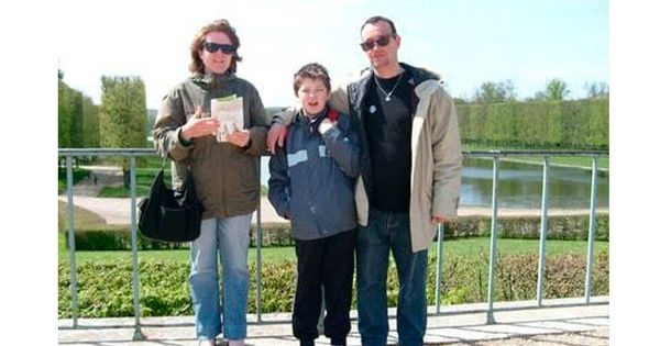 Foto: Pascal y Brigitte Troadec, junto a su hijo Sébastien hace varios años. ('Le Parisien')