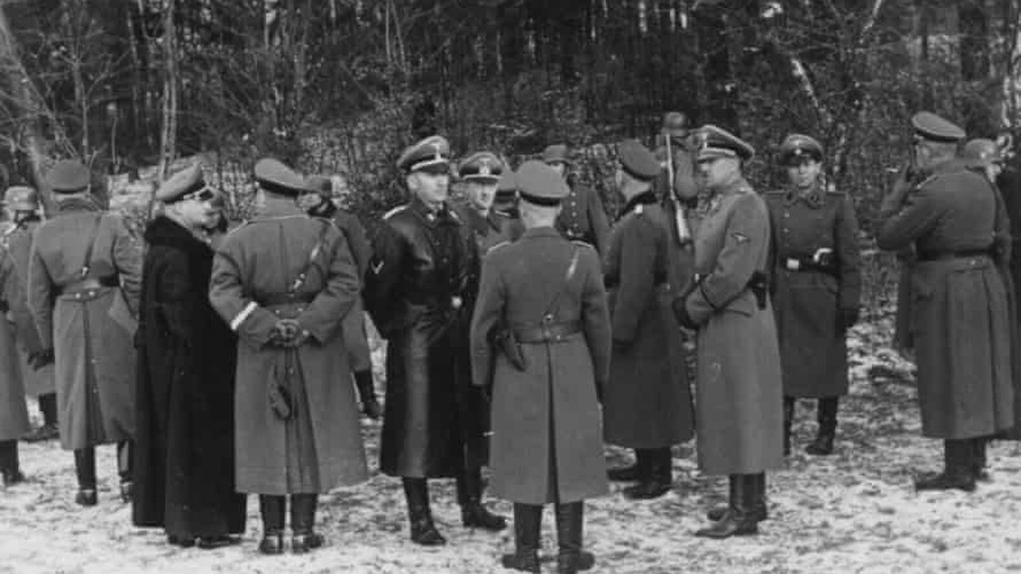 Otto Wächter, con abrigo negro, centro, supervisando una ejecución en Bochnia, diciembre de 1939. (Instytut Pami?ci Narodowe)