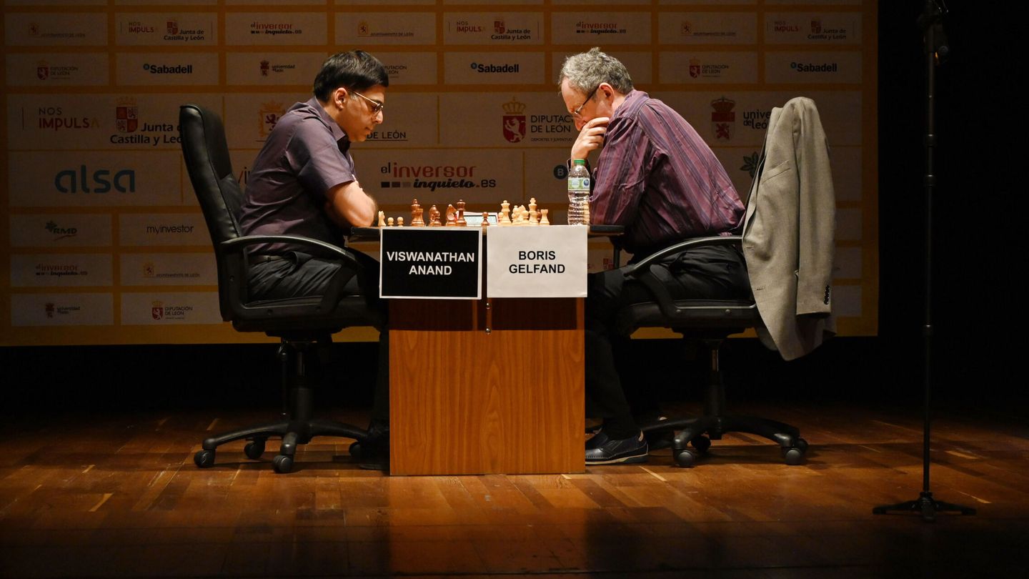 Partida reciente del Torneo magistral de ajedrez. (EFE/J.Casares) 