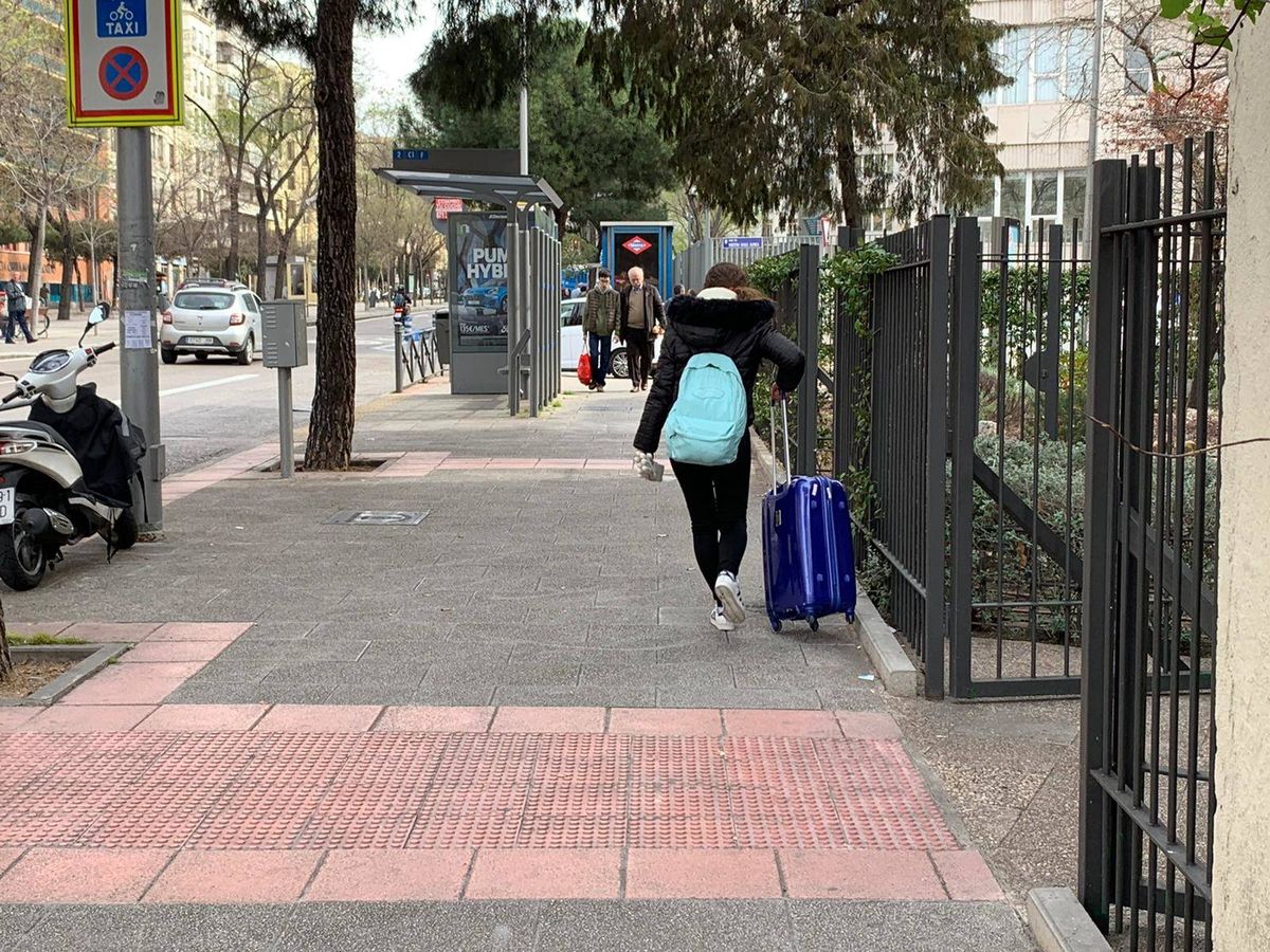 Foto: Una estudiante abandona la Ciudad Universitaria de Madrid este jueves tras la suspensión de clases por el coronavirus. (Foto: P. G.)