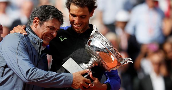 Foto: Rafa Nadal comparte con su tío Toni el trofeo de su décimo Roland Garros. (Reuters)
