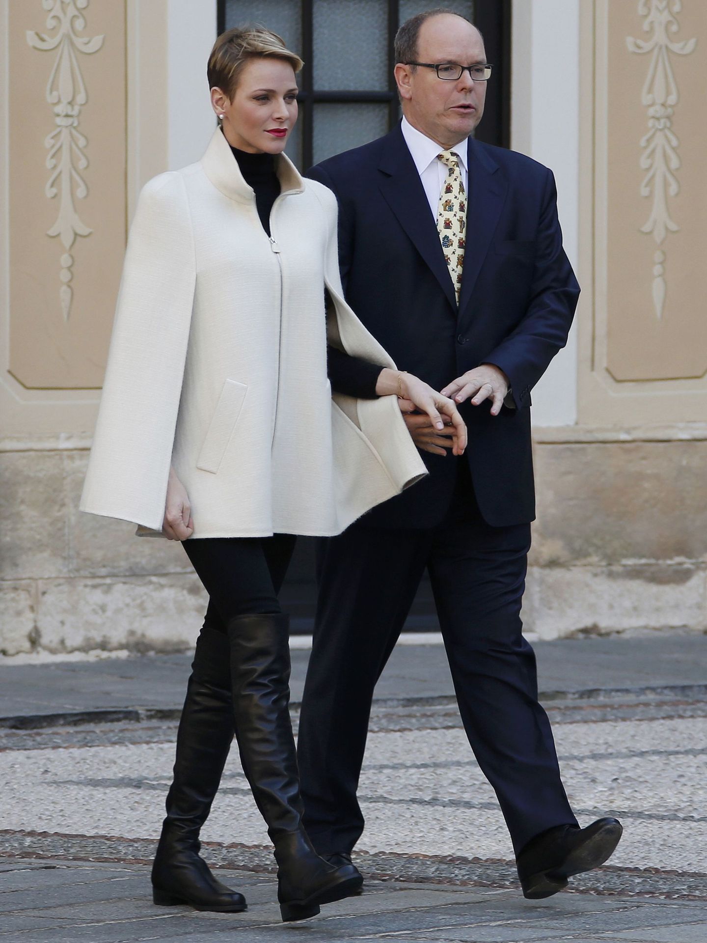 Charlène, con su abrigo capa en blanco. (Reuters)