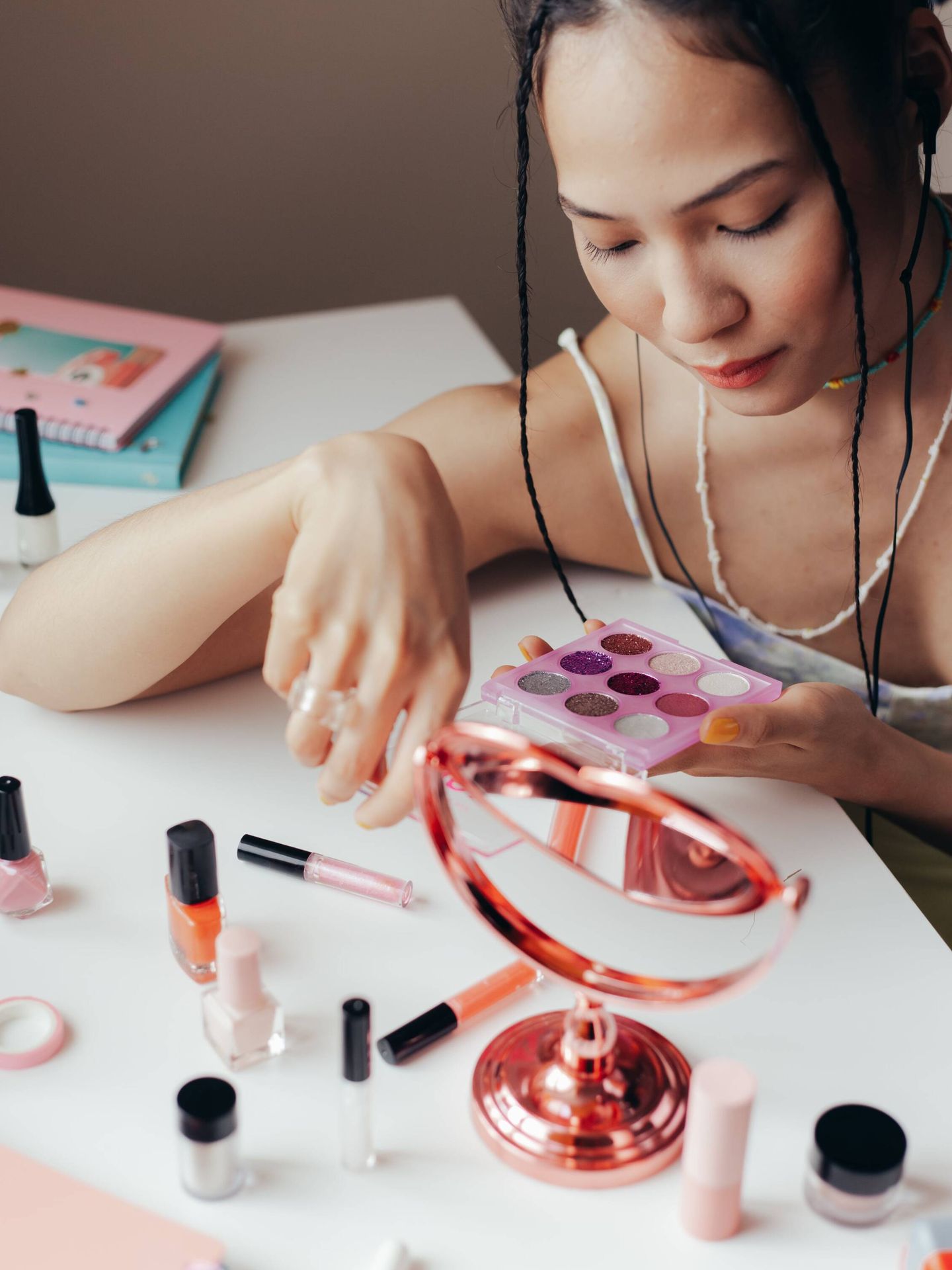 Las influencers son su principal fuente de inspiración para cremas y maquillaje.  (Pexels Cottonbro/Studio)