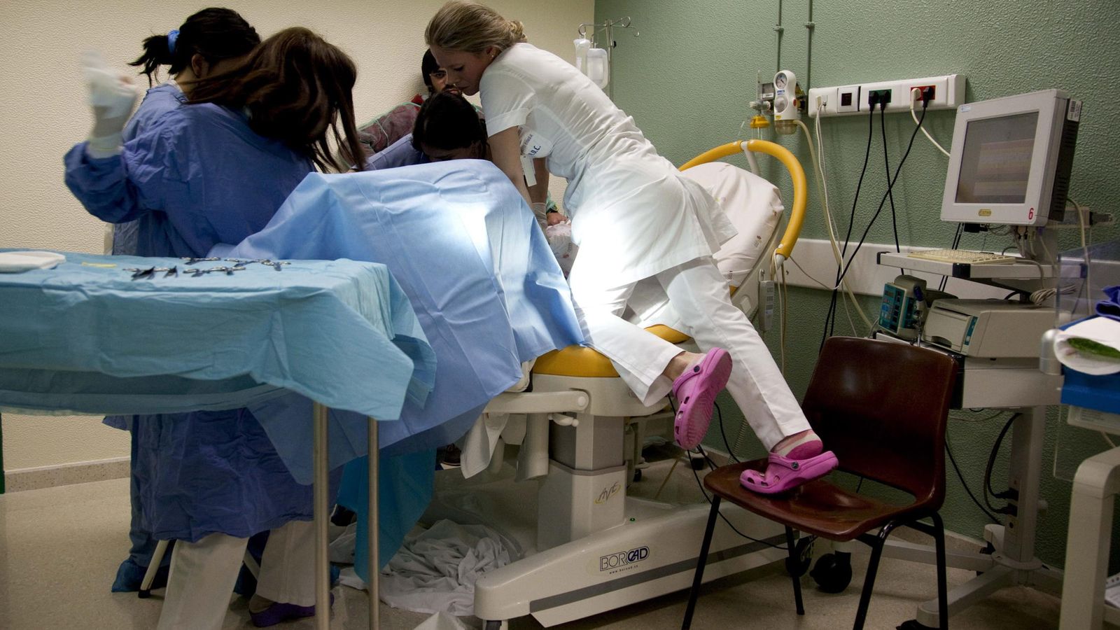 Foto: Doctores y enfermeras durante un parto en un hospital portugués en 2014. (EFE)