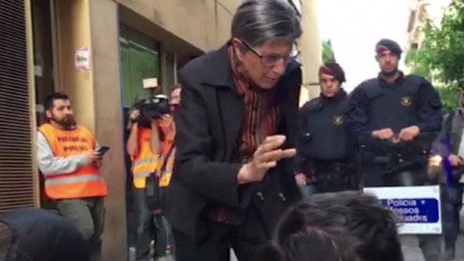 Foto: La mujer que este lunes se ha enfrentado a los okupas del barrio barcelonés de Gràcia. (La Vanguardia)