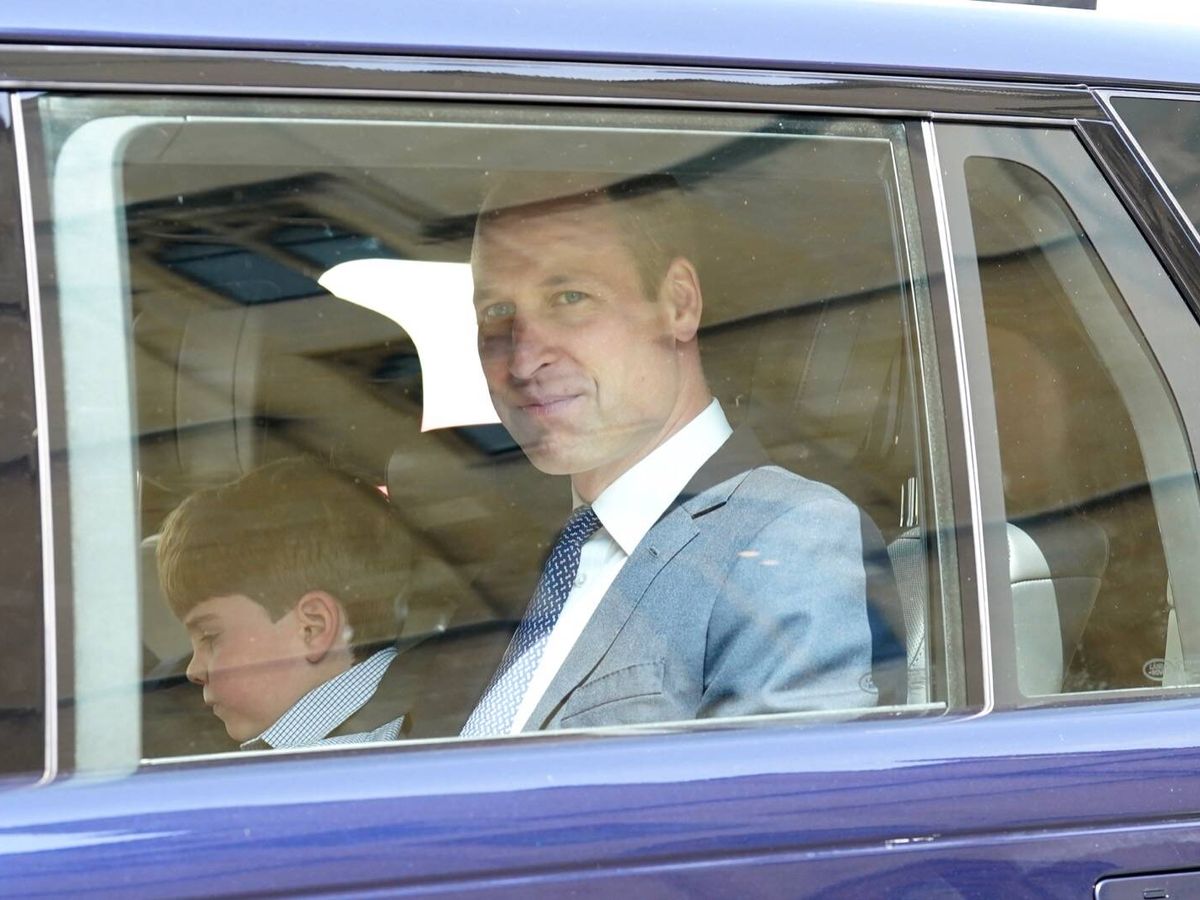 Foto: El príncipe Guillermo y su hijo Louis, llegando a los ensayos de la coronación. (Getty)