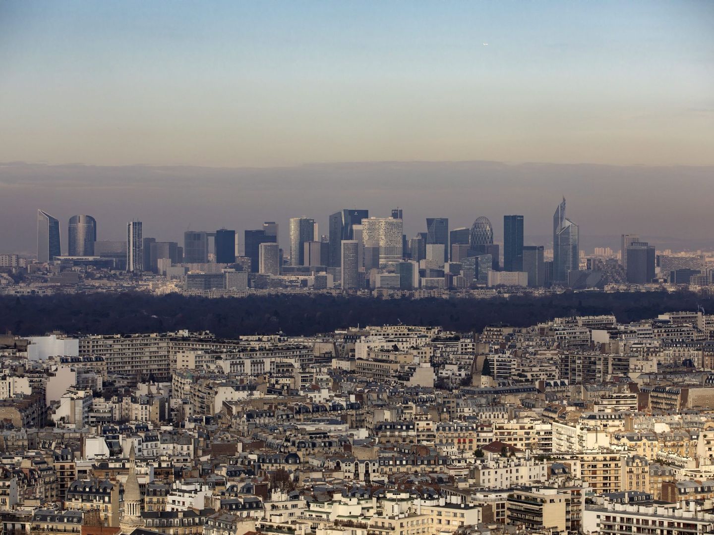 Panorámica de París con una 'boina' de contaminación. (EFE)