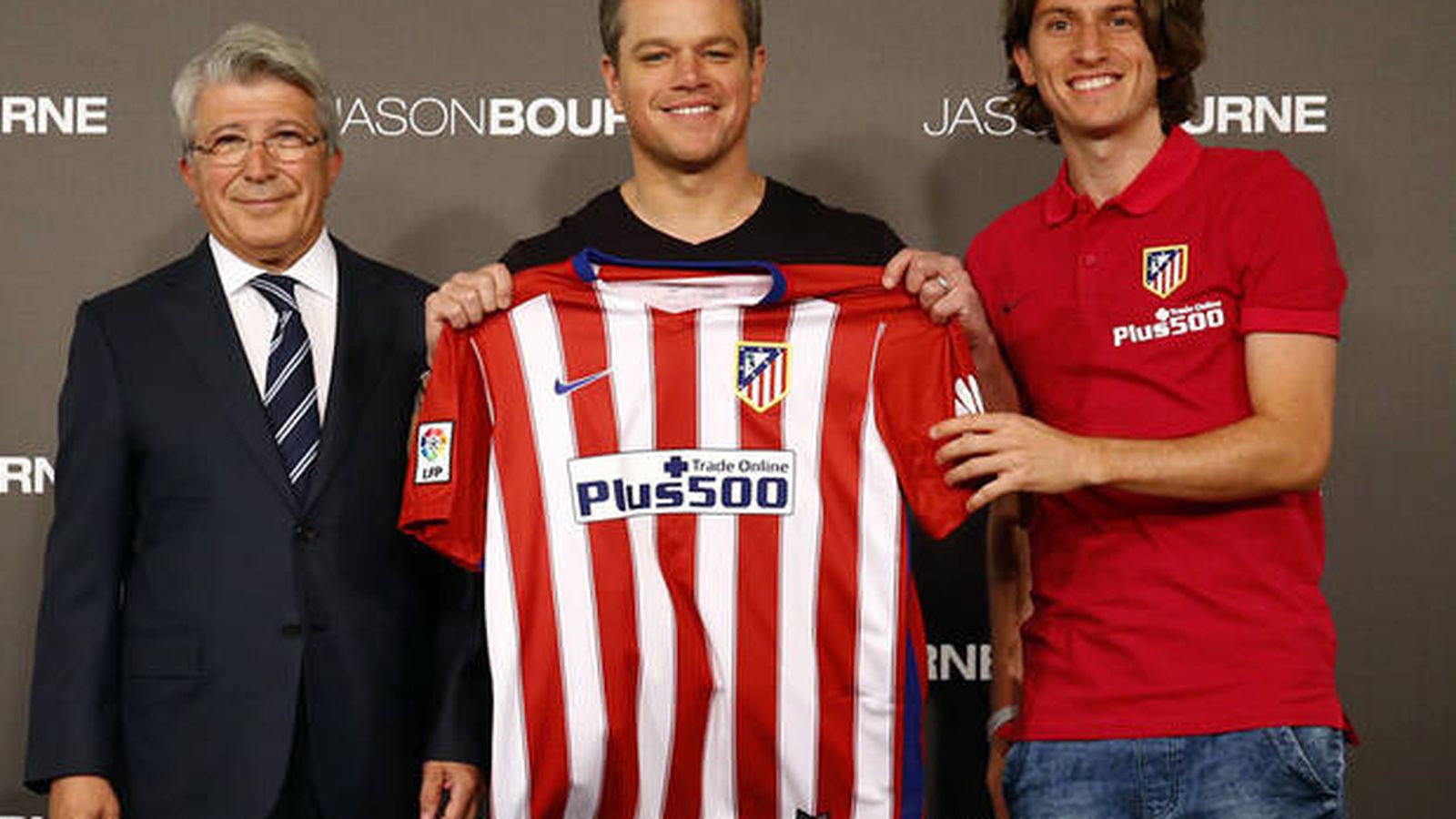 Foto: Matt Damon posa con la camiseta del Atlético de Madrid (FOTO: Club Atlético de Madrid)