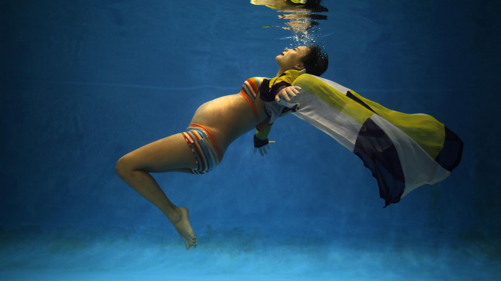 Foto: Jiejin Qiu, embarazada de seis meses, posa para hacerse una fotografía en un estudio de Shanghái (Reuters).