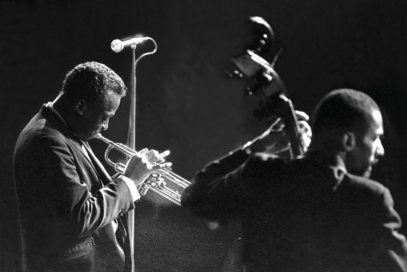El trompetista Miles Davis junto a Ron Carter, durante un concierto en Copenhague el 4 de octubre de 1964. (Foto: Getty)