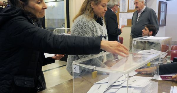 Foto: Españoles residentes en Argentina votan para las elecciones generales del 26 de junio de 2016, en Buenos Aires. (EFE)