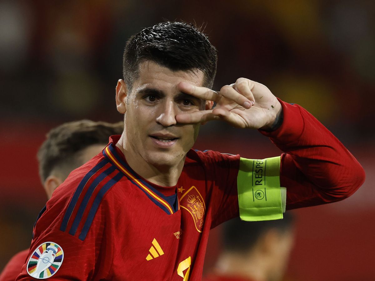 Foto: Morata celebra un gol con España. (EFE/Julio Muñoz)