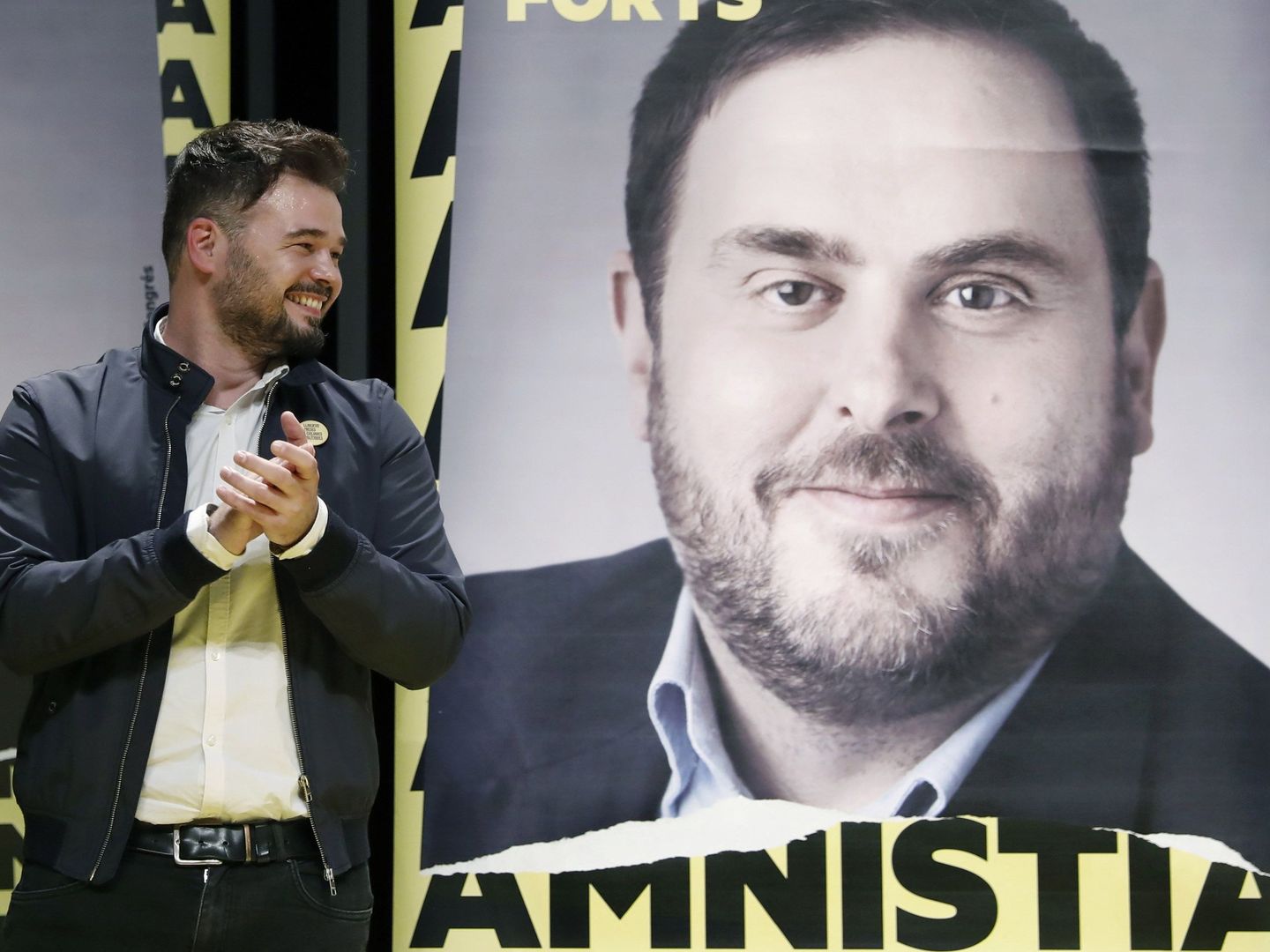 Rufián, junto a una foto del presidente del partido, Oriol Junqueras, en el pasado inicio de campaña. (EFE)