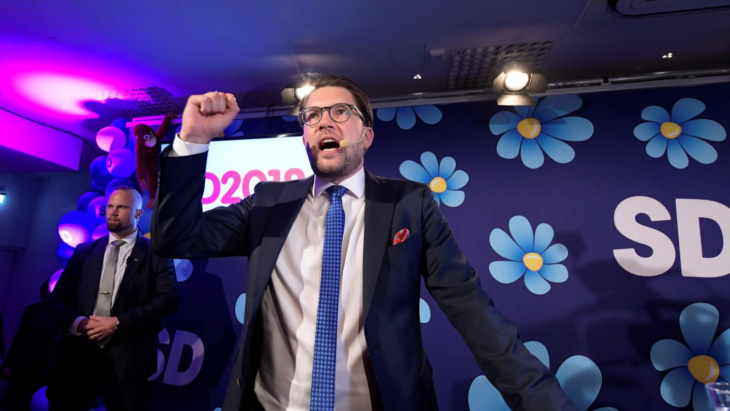 Akesson celebra el avance logrado en las elecciones suecas del domingo, frente al floreado motivo que eligió para la campaña (REUTERS)