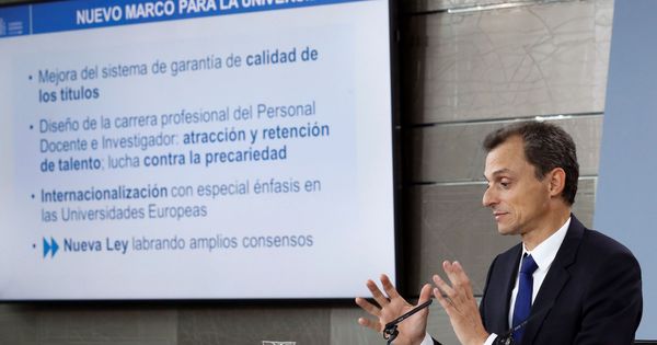 Foto: Rueda de prensa de Pedro Duque tras la reunión del Consejo de Ministros. (EFE)