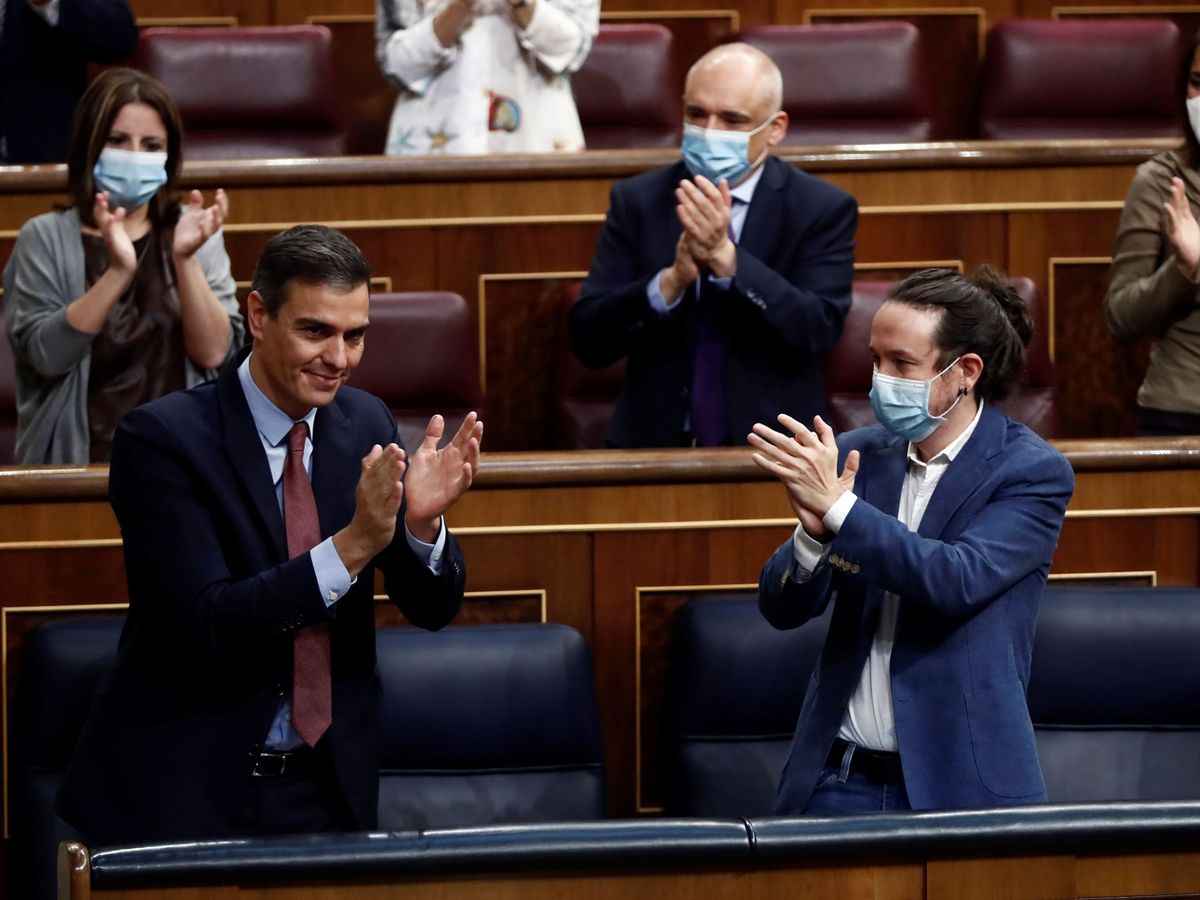 Foto: El presidente del Gobierno, Pedro Sánchez, es aplaudido por el vicepresidente segundo, Pablo Iglesias (d), y sus compañeros de partido tras su intervención en la moción de censura. (EFE)