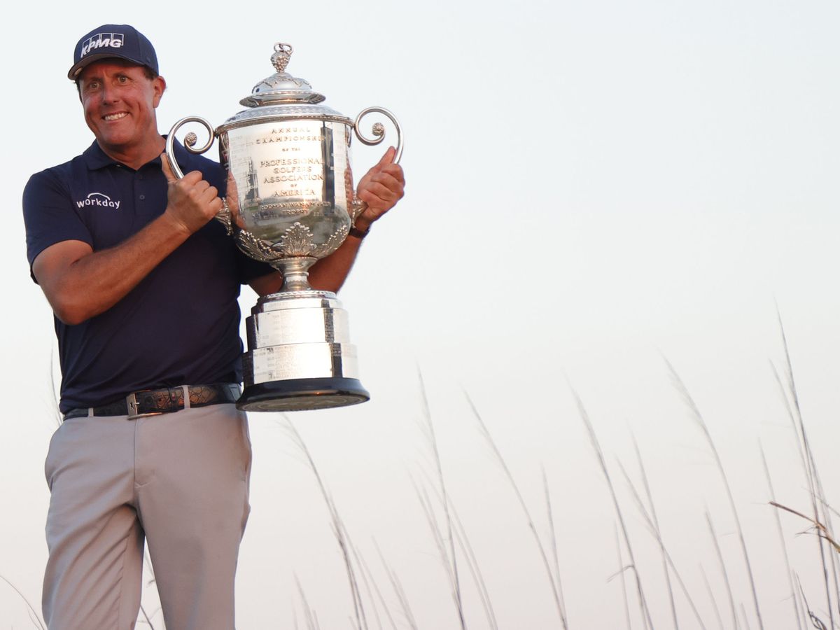 Foto: Phil Mickelson con el trofeo de ganador del PGA Championship. (Efe)