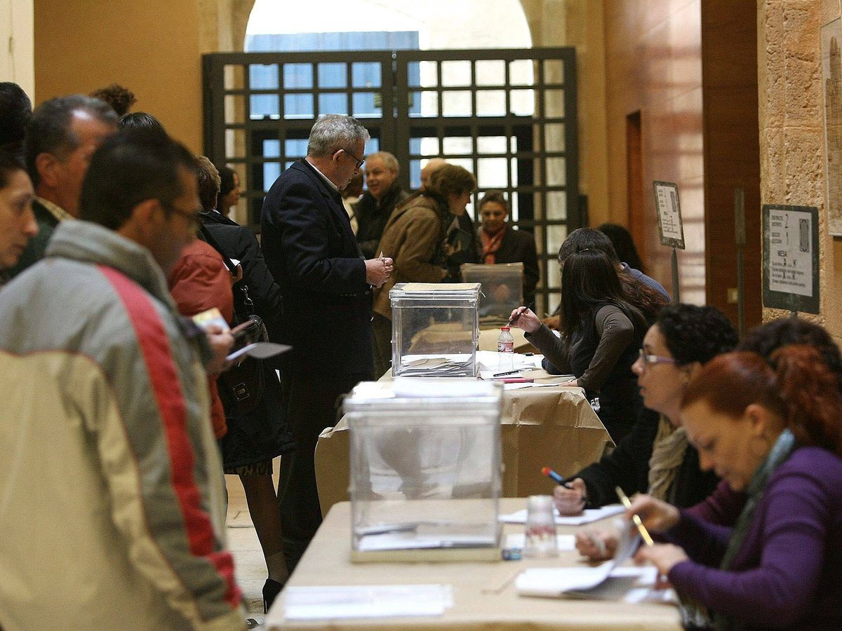 Foto: Imagen de archivo de un colegio electoral en Tarragona (EFE)