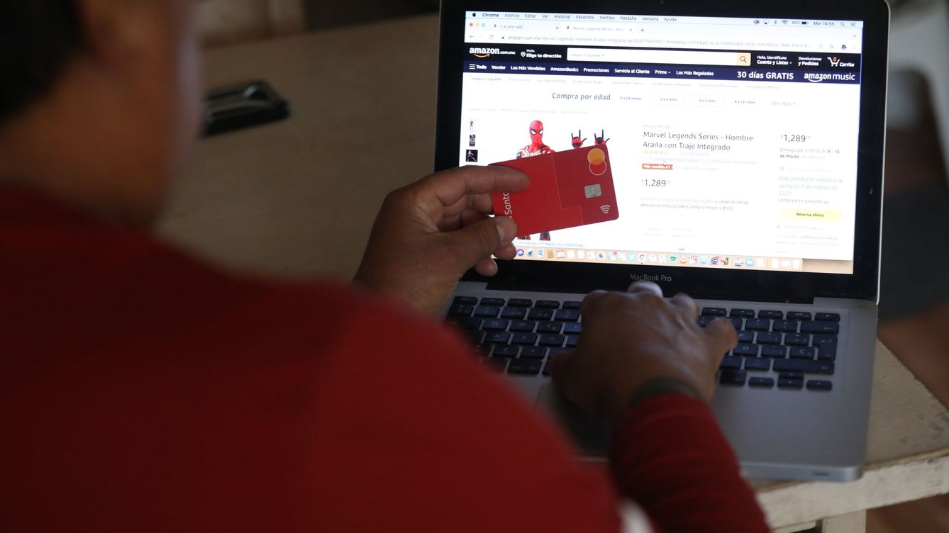 Foto: Una persona realiza una compra por internet con su tarjeta bancaria. (EFE)