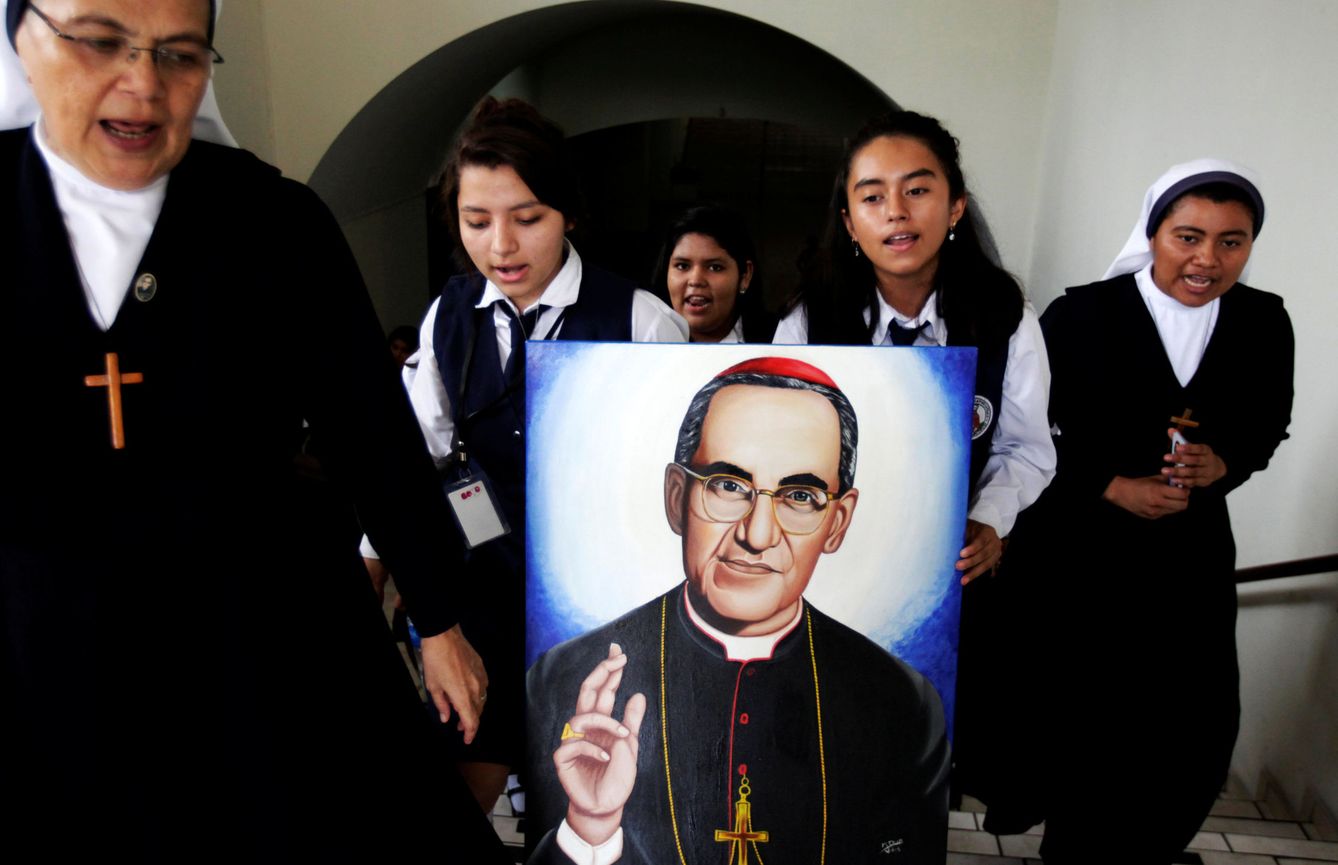 Religiosas salvadoreñas portan la imagen de Óscar Romero. (Reuters/ Jose Cabezas)