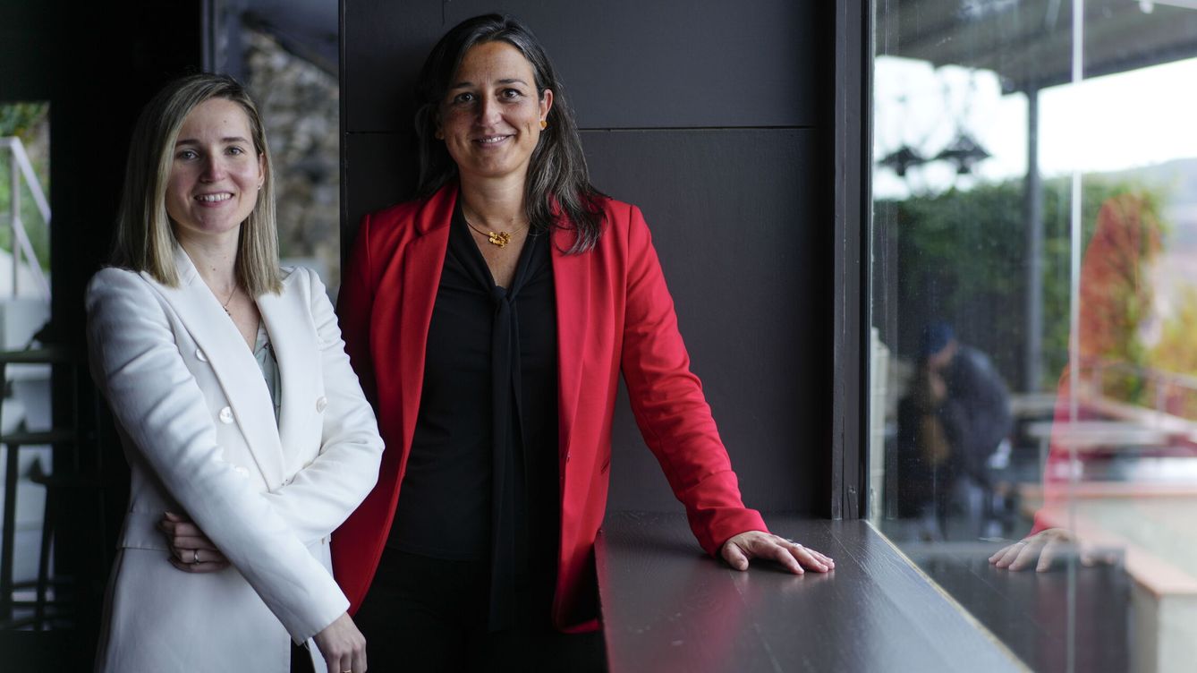 Foto: A la izquierda, Reyes Bellver, y, a la derecha, María Teixidor, precandidatas a la presidencia de la Liga de fútbol femenina. (EFE/Enric Fontcuberta)
