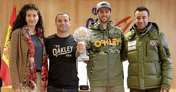 Foto: Israel Planas, segundo por la izquierda, posa junto a Lucas Eguibar en la sede del CSD tras el título de la Copa del Mundo del 'rider' vasco.