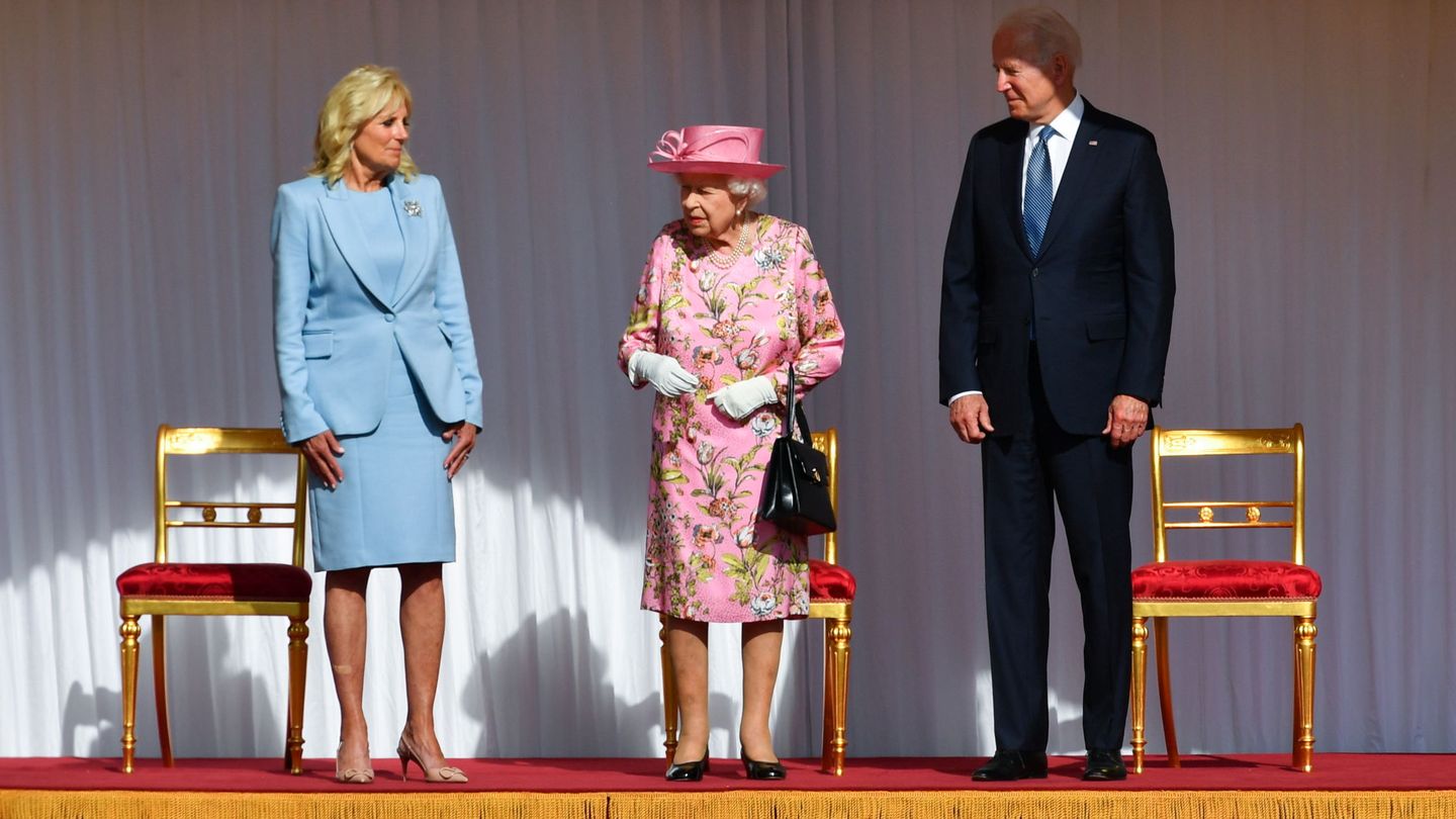 Joe y Jill Biden junto a Isabel II en Windsor. (Reuters)