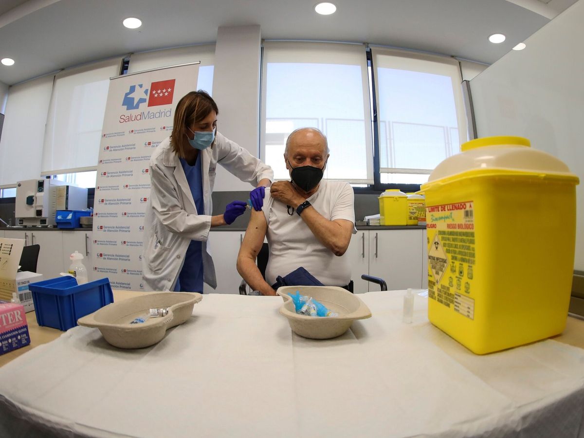 Foto: Un hombre se vacuna de la gripe y el covid-19 en Madrid. (David Fernández/EFE)