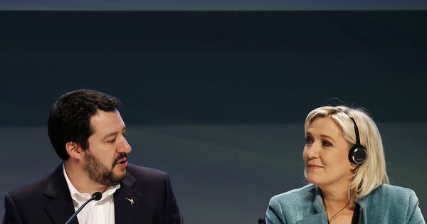 Foto: Marine Le Pen conversa con Matteo Salvini durante la conferencia "Una Europa de Naciones y Libertad", en Milán. (Reuters) 