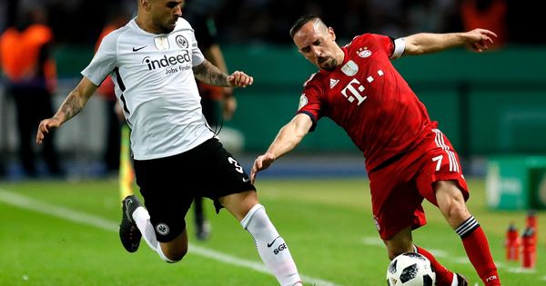 Foto: Omar Mascarell, presiona a Ribéry en un partido entre el Eintracht de Frankfurt y el Bayern de Múnich. (Efe)