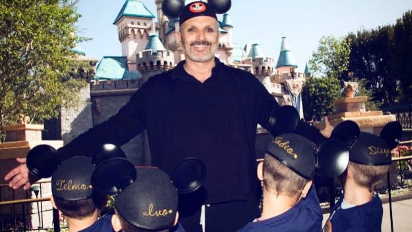 Miguel Bosé, con sus hijos en Disneyland en 2017. (Instagram