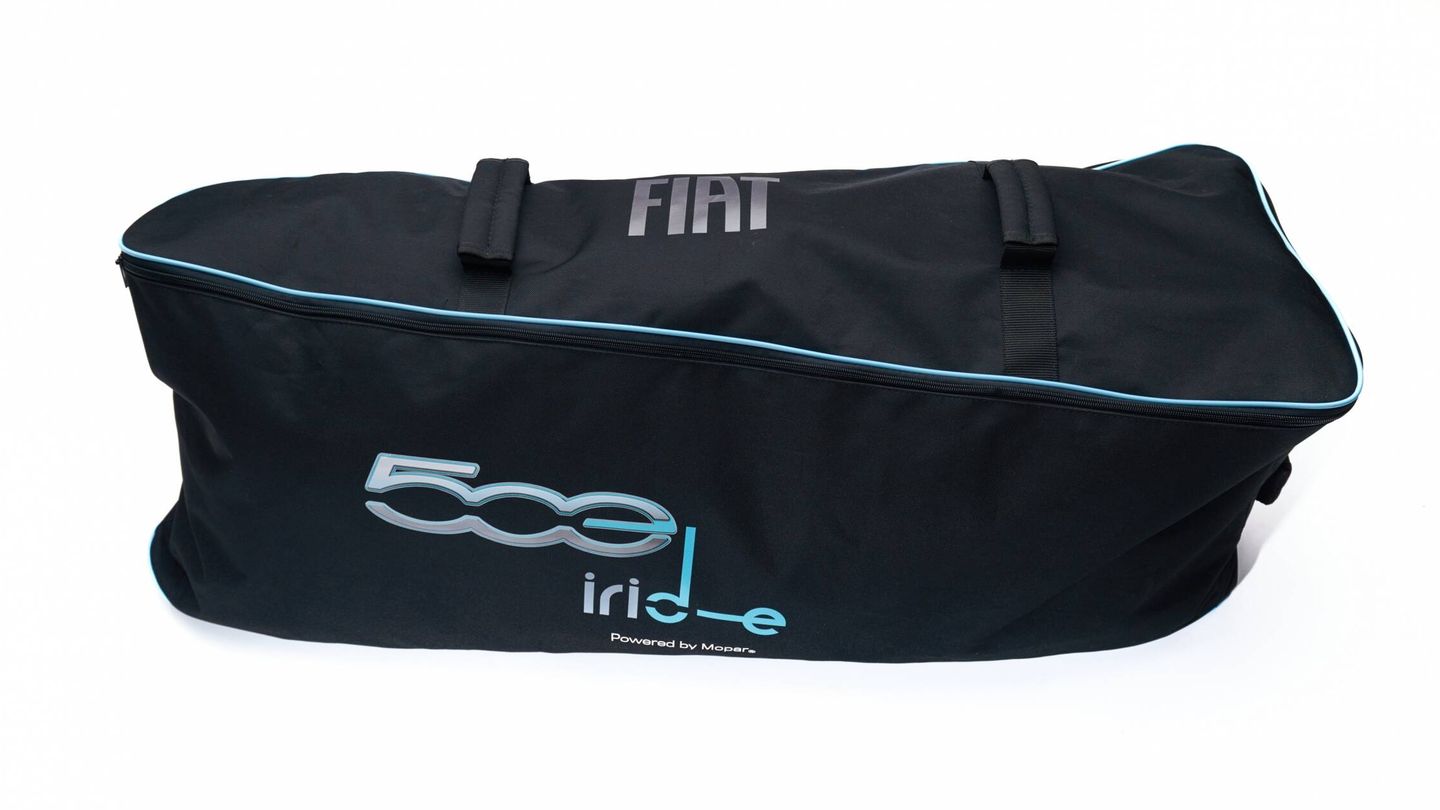 El 500 iride cuenta con una bolsa específica para transportarlo a mano o cargarlo en un maletero, donde la base de velcro y unas correas permiten sujetarlo.