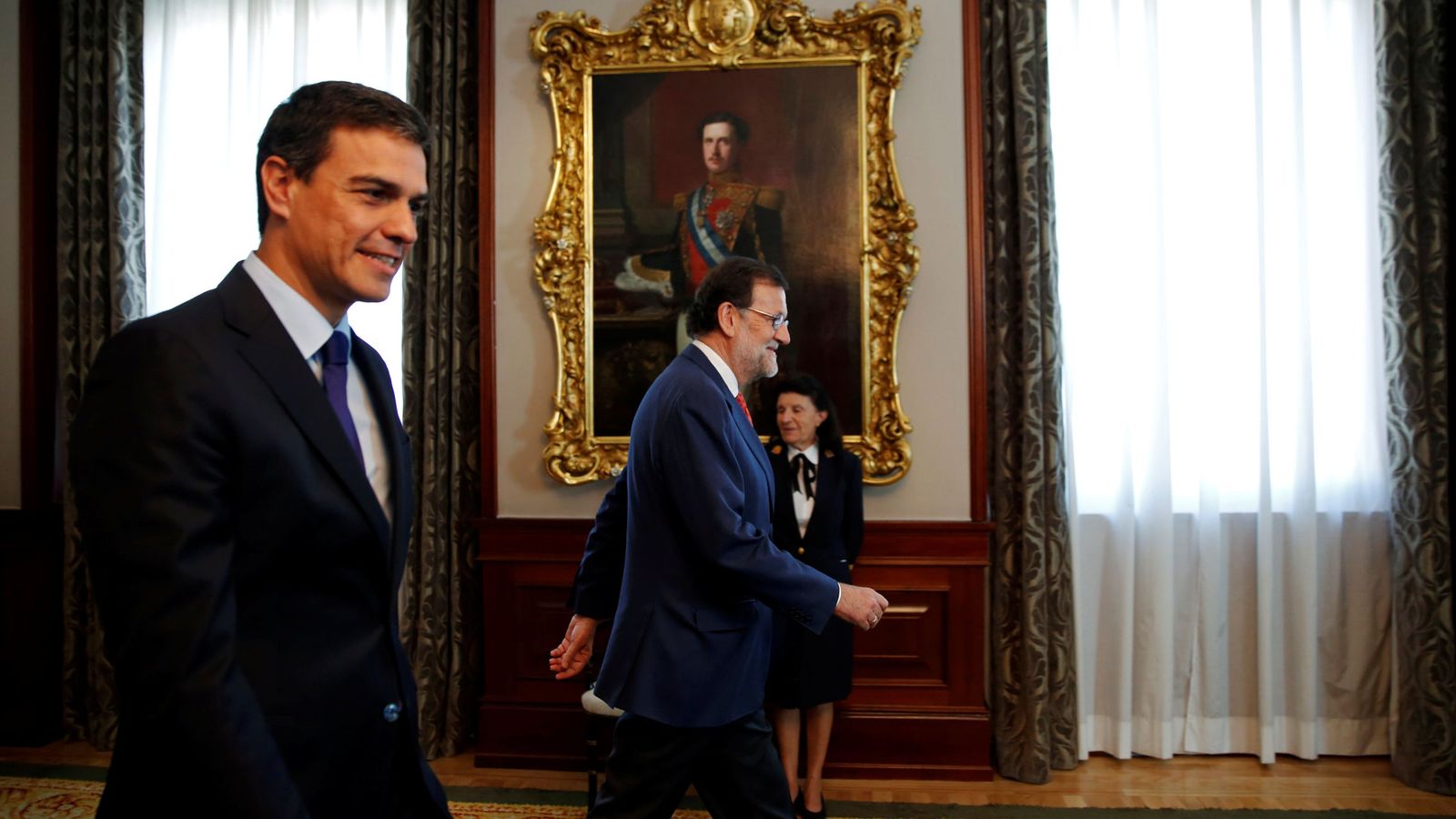 Foto: Pedro Sánchez y Mariano Rajoy llegan al posado de su última reunión, el pasado 2 de agosto en el Congreso. (EFE)