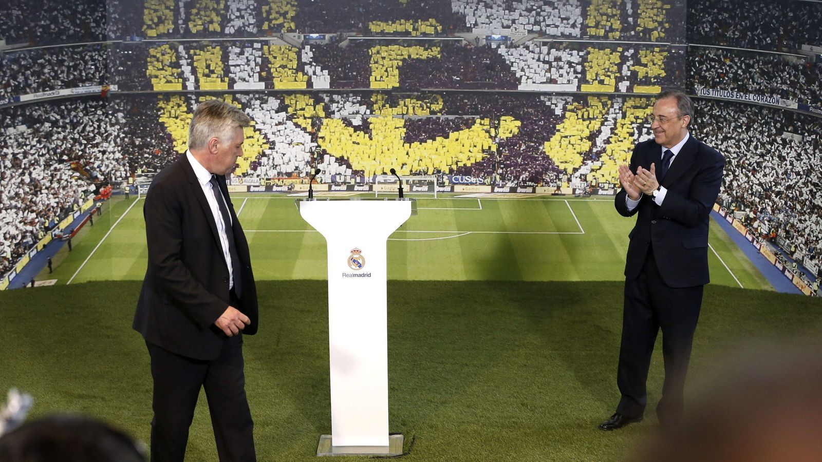 Foto: Florentino Pérez aplaude a Ancelotti el día de su presentación como técnico del Real Madrid (Efe)