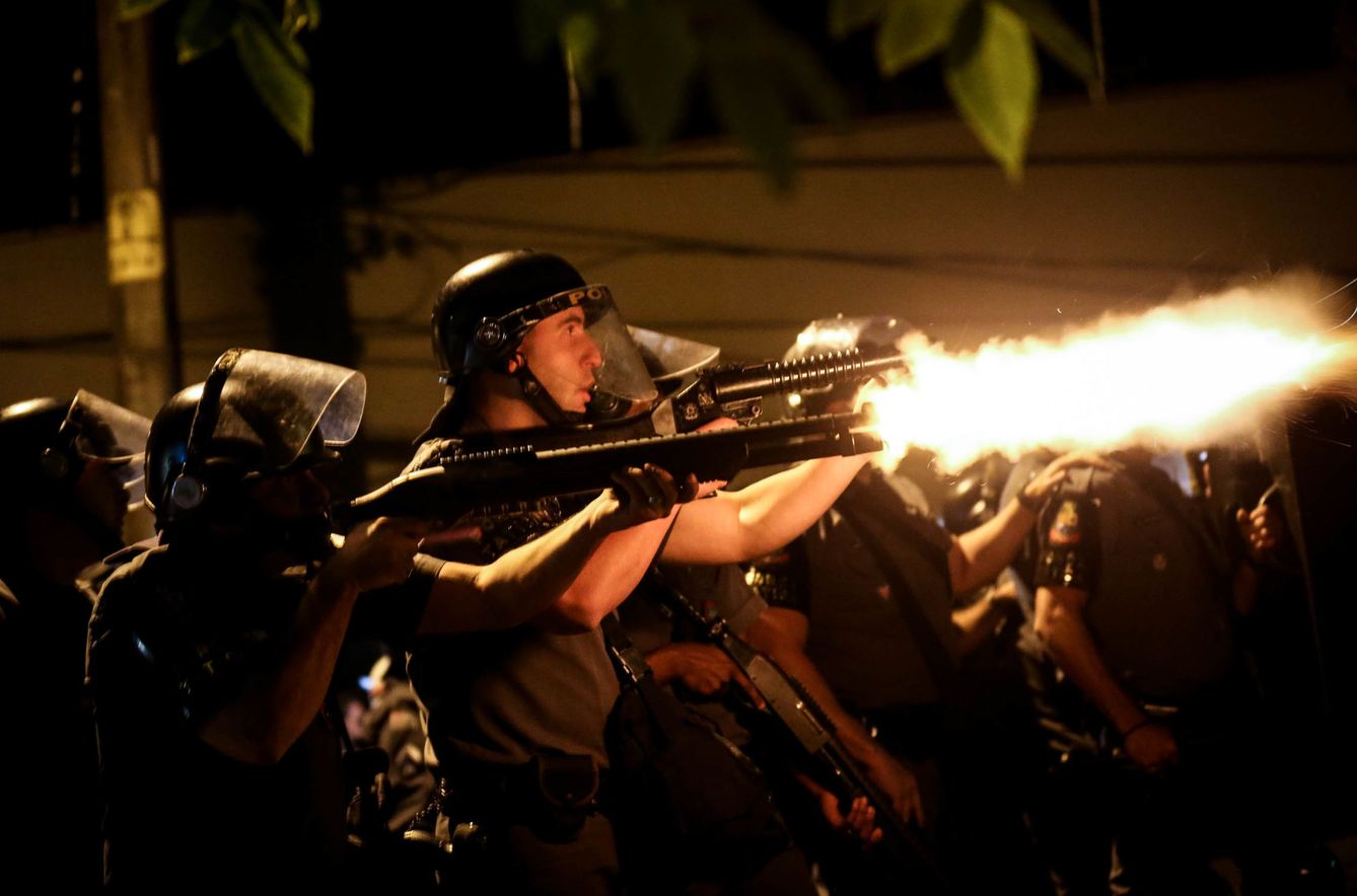 Policías se enfrentan a manifestantes en las protestas de Brasil. (EFE)