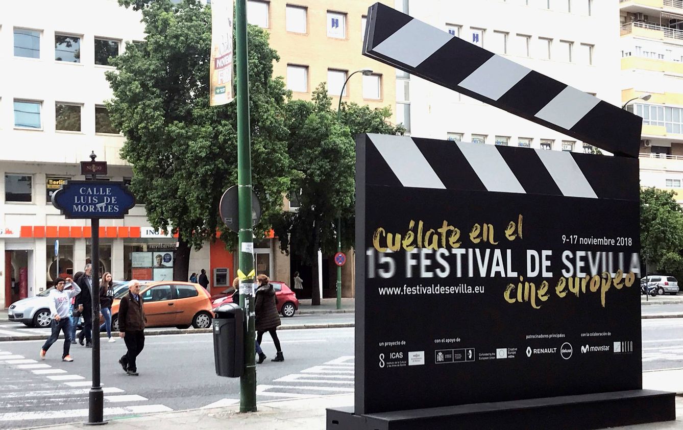 Una claqueta gigante en Nervión anuncia que se está celebrando el Festival de Cine Europeo de Sevilla. (EFE)