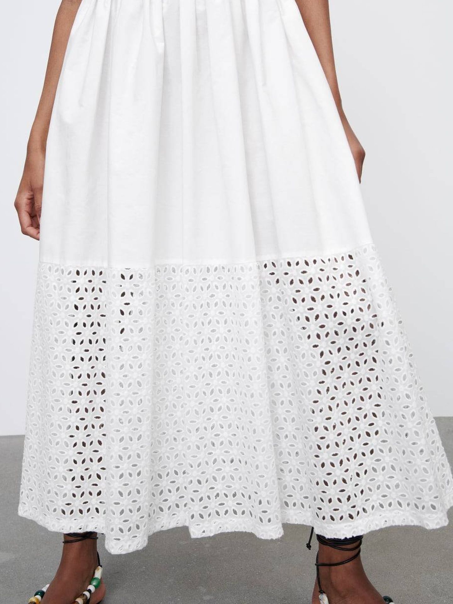 Vestido blanco de Zara. (Cortesía)