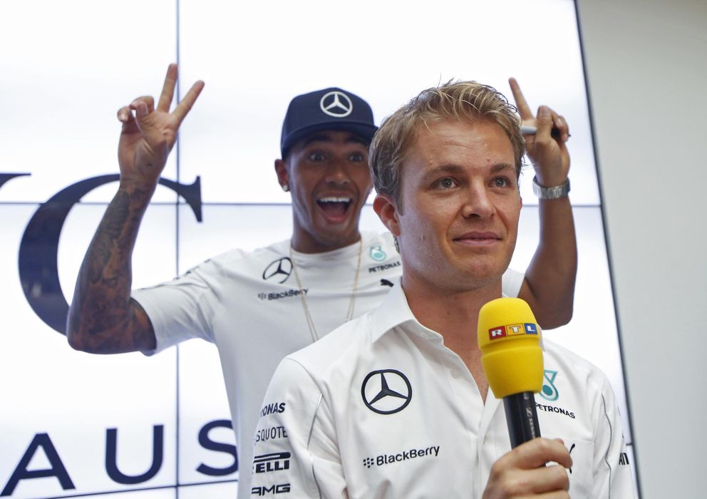 Foto: Hamilton, bromeando con Nico Rosberg.