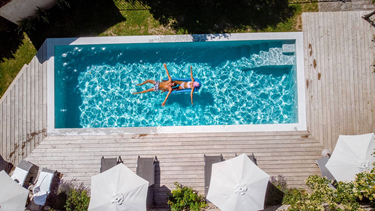 ¿Quieres tener piscina en tu casa? Un experto cuenta las 3 cosas que necesitas en el terreno