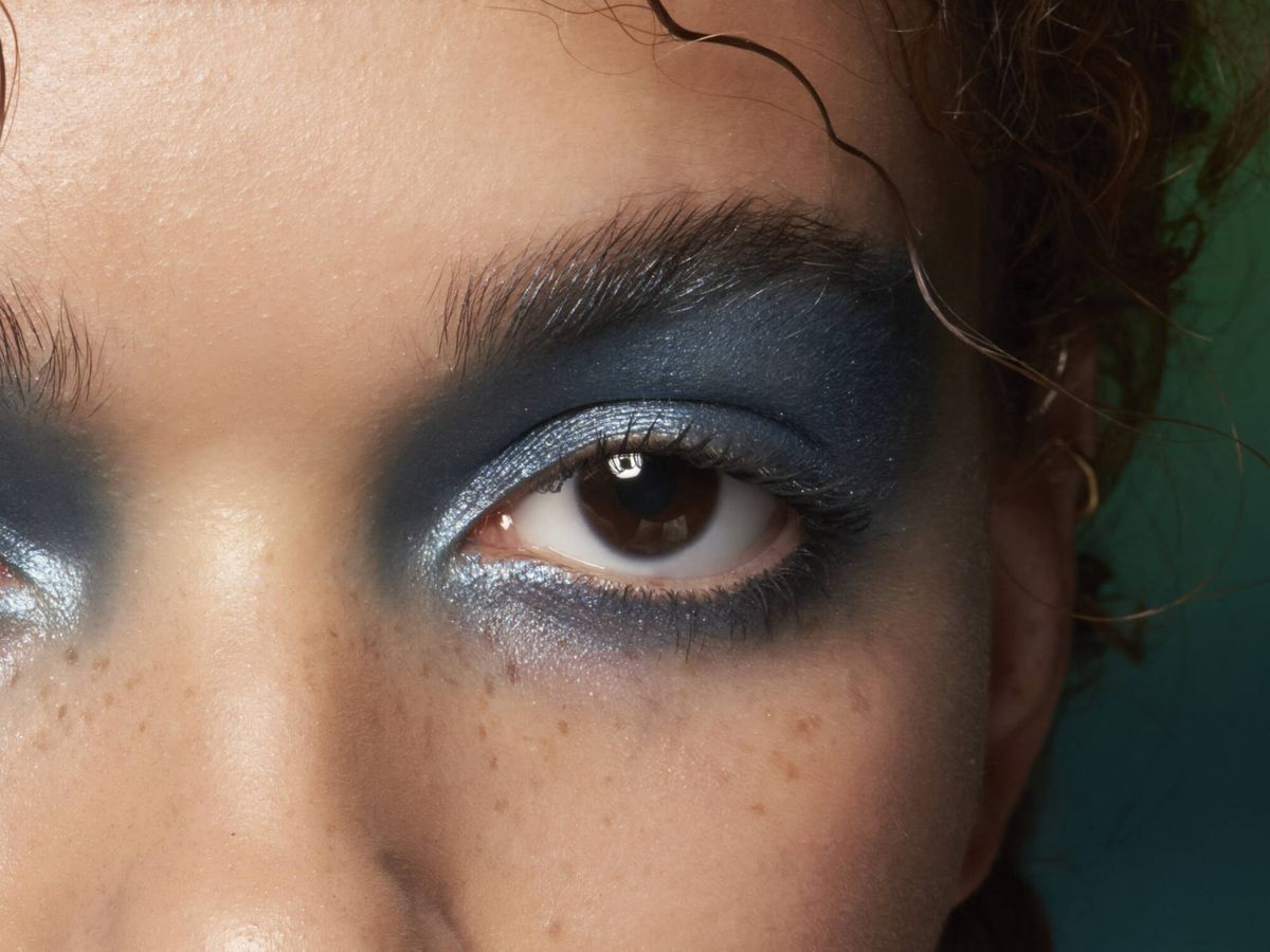Foto: La sombra de ojos azul satinada regresa, convertida en una de las firmes tendencias para el 2022. (Imaxtree)