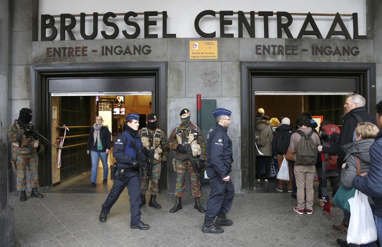 Foto: Agentes de policía belgas controlan la entrada a una estación de tren de Bruselas, el 23 de marzo de 2016 (Reuters).